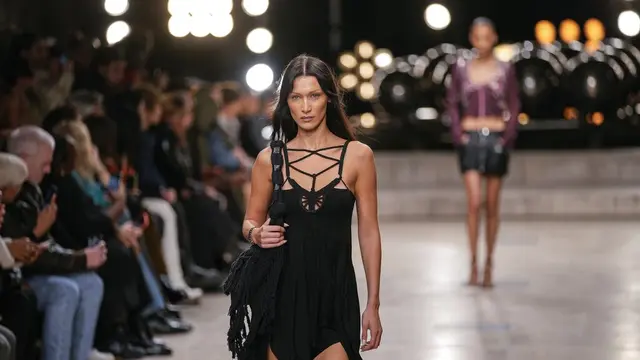 Bella Hadid di Paris Fashion Week 2022. (Foto: AP Photo/Francois Mori)