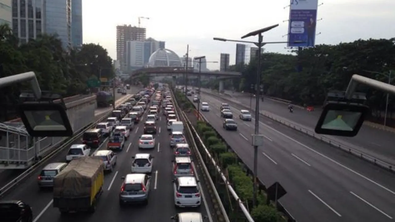 Tol Dalam Kota Macet Depan Kartika Chandra Parah