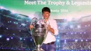 <p>Legenda Real Madrid, Fernando Morientes, memamerkan trofi Liga Champions saat hadir dalam acara bertajuk Meet The UEFA Champion League Trophy and Legends di MGP Space SCBD, Jakarta, Jumat (26/4/2024). (Bola.com/M iqbal Ichsan)</p>