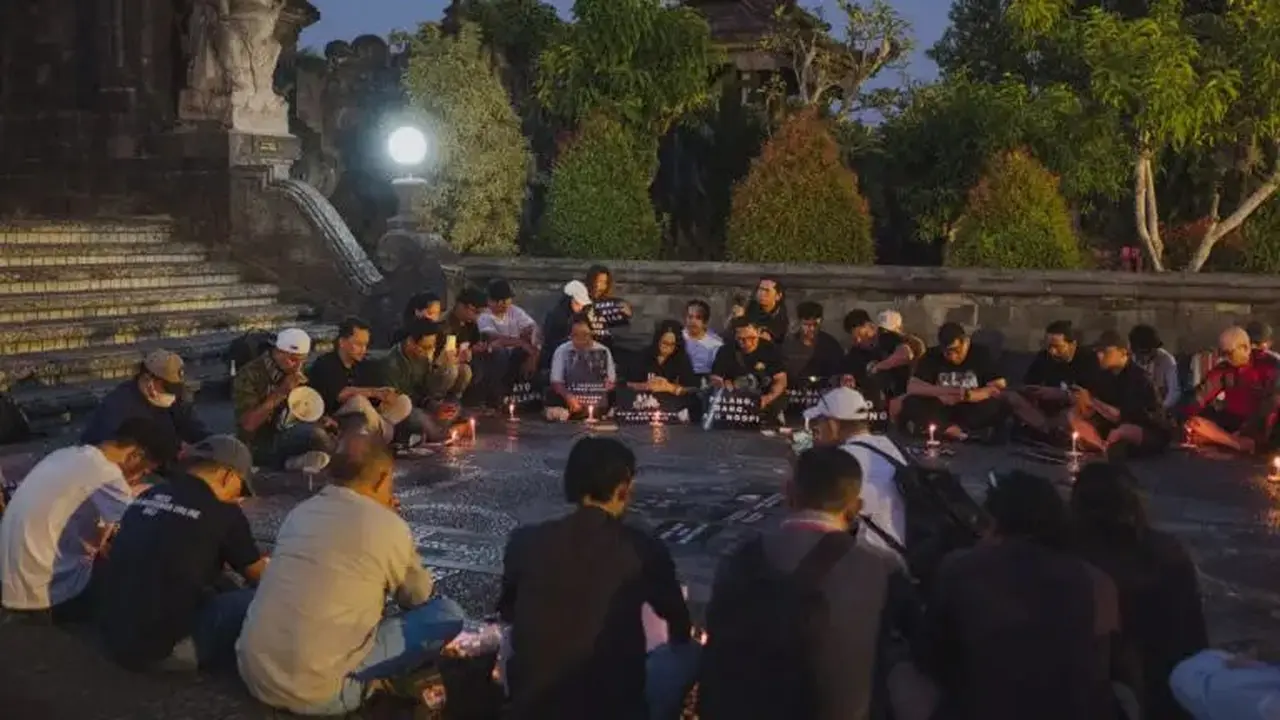 Puluhan wartawan di Bali doa bersama