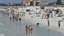 Pengunjung menikmati Clearwater Beach di Florida, Amerika Serikat, Rabu (18/3/2020). Pantai Florida masih ramai dikunjungi pengunjung kendati virus corona COVID-19 telah menyebar ke seluruh Amerika Serikat. (AP Photo/Chris O'Meara)