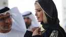 Ivanka Trump, putri dan penasihat senior Presiden Donald Trump, mengunjungi Masjid Agung Sheikh Zayed di Abu Dhabi, Uni Emirat Arab, Sabtu (15/22020). Ivanka akan menjadi salah satu pembicara dalam acara 'Global Women's Forum' yang berlangsung pada 16-17 Februari 2020. (AP/Kamran Jebreili)