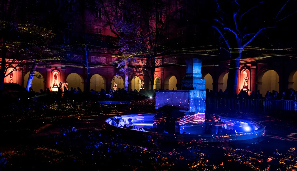 Taman Galeri seni diterangi cahaya lampu selama festival cahaya tahunan, Fete De Lumiere, di Lyon, Prancis, Kamis (6/12). Festival yang berlangsung bertepatan dengan musim liburan Natal ini digelar sejak tahun 1852. (JEAN-PHILIPPE KSIAZEK / AFP)