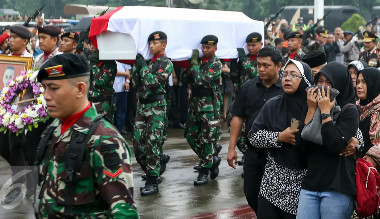 Keluarga mengiringi peti jenazah menuju  pusara terakhir di TMP Kalibata, Jakarta, Selasa (22/3/2016). Sebanyak 13 prajurit TNI AD tewas dalam tugas ketika helikopter yang mereka tumpangi jatuh di Poso, Sulteng, Minggu (20/3). (Liputan6.com/Yoppy Renato)