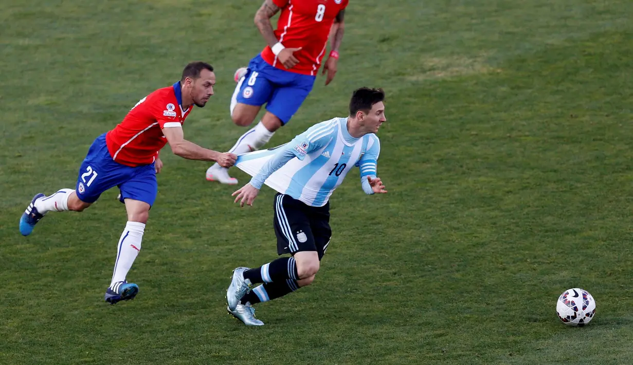 Pemain Cile, Marcelo Diaz, menarik kaos Lionel Messi. (REUTERS/Ueslei Marcelino)