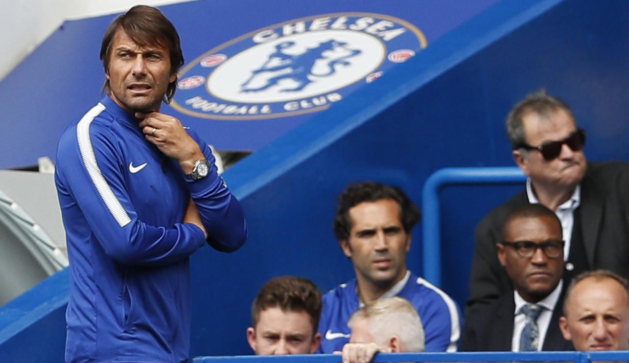 Ekspresi pelatih Chelsea, Antonio Conte saat menyaksikan timnya melawan Burnley pada laga perdana Premier League di Stamford Bridge, (12/8/2017). Chelsea kalah 2-3. (AP/Kirsty Wigglesworth)