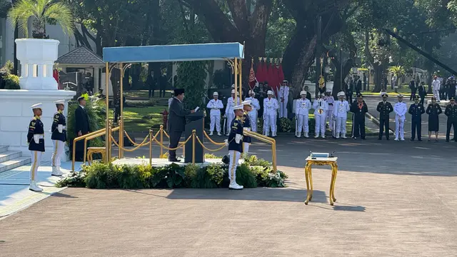 Presiden Prabowo Subianto memberikan penghargaan Adhi Makayasa kepada delapan perwira TNI dan Polri yang merupakan lulusan terbaik tahun 2025 di halaman Istana Merdeka Jakarta.