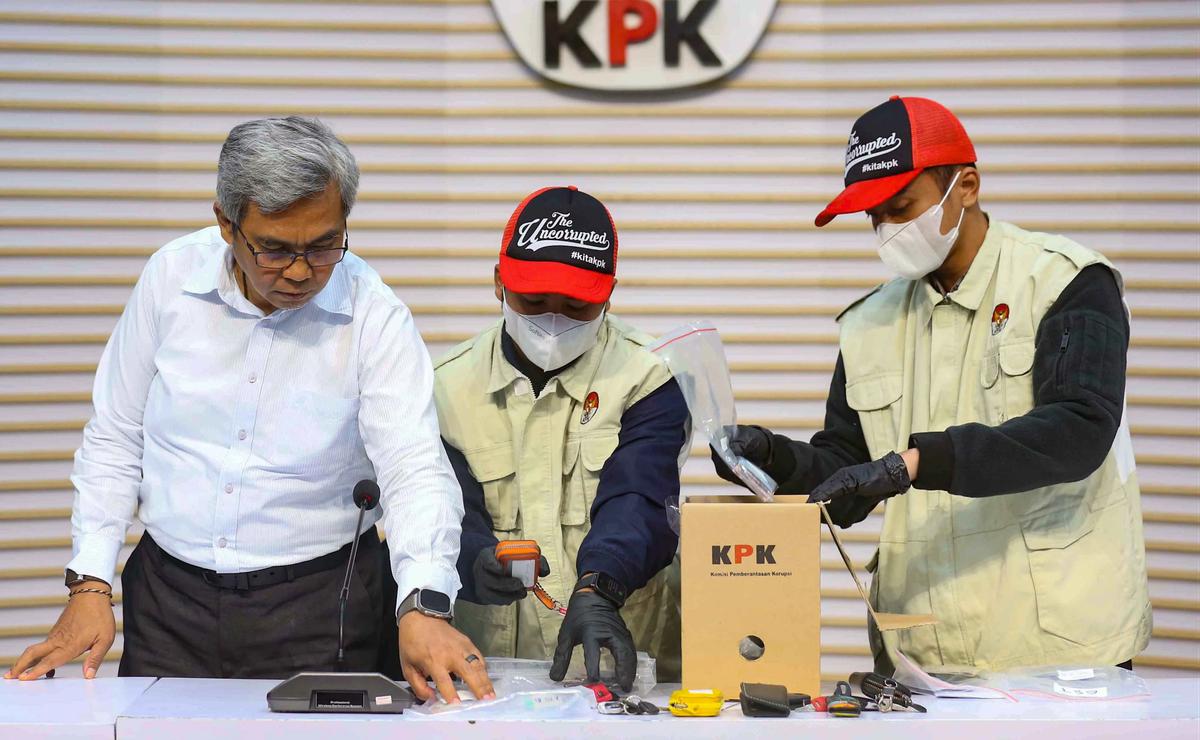 FOTO: KPK Tampilkan Barang Bukti OTT Kasus Dugaan Pemerasan Izin TKA