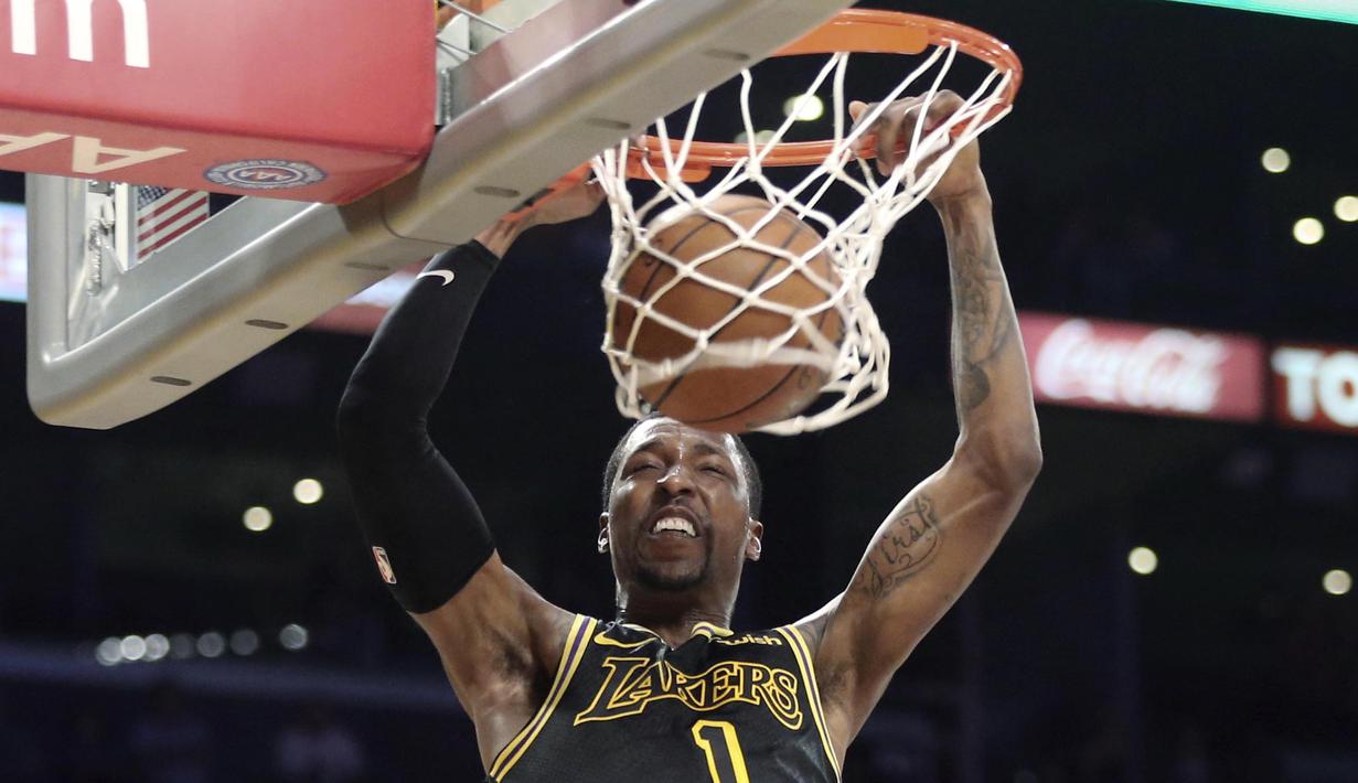 Pebasket LA Lakers, Kentavious Caldwell-Pope, memasukkan bola sat melawan Minnesota Timberwolves pada laga NBA di di Staples Center, Sabtu (7/4/2018). Timberwolves menang 113-96 atas LA Lakers. (AP/Reed Saxon)