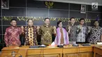 Tujuh komisioner baru Komnas HAM dari kiri ke kanan: M Choirul Anam, Hairansyah, A Taufan Damanik, Sandrayati M, B Ulung Hapsara, Munafrizal, dan Amiruddin Al Rahab foto bersama di Kantor Komnas HAM, Jakarta, Selasa (14/11). (Liputan6.com/Faizal Fanani)