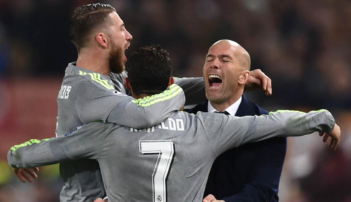 Perayaan gol dari penyerang Real Madrid, Cristiano Ronaldo, ke gawang Roma pada laga 16 besar Liga Champions leg  pertama di Stadion Olimpico, Italia, Rabu (17/2/2016). Roma takluk 0-2 dari Real Madrid. (AFP/Alberto Pizzoli)
