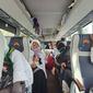 Jemaah haji dari Kloter 8 embarkasi Medan diberangkatkan dari Makkah ke Madinah. (Liputan6.com/Mevi Linawati)