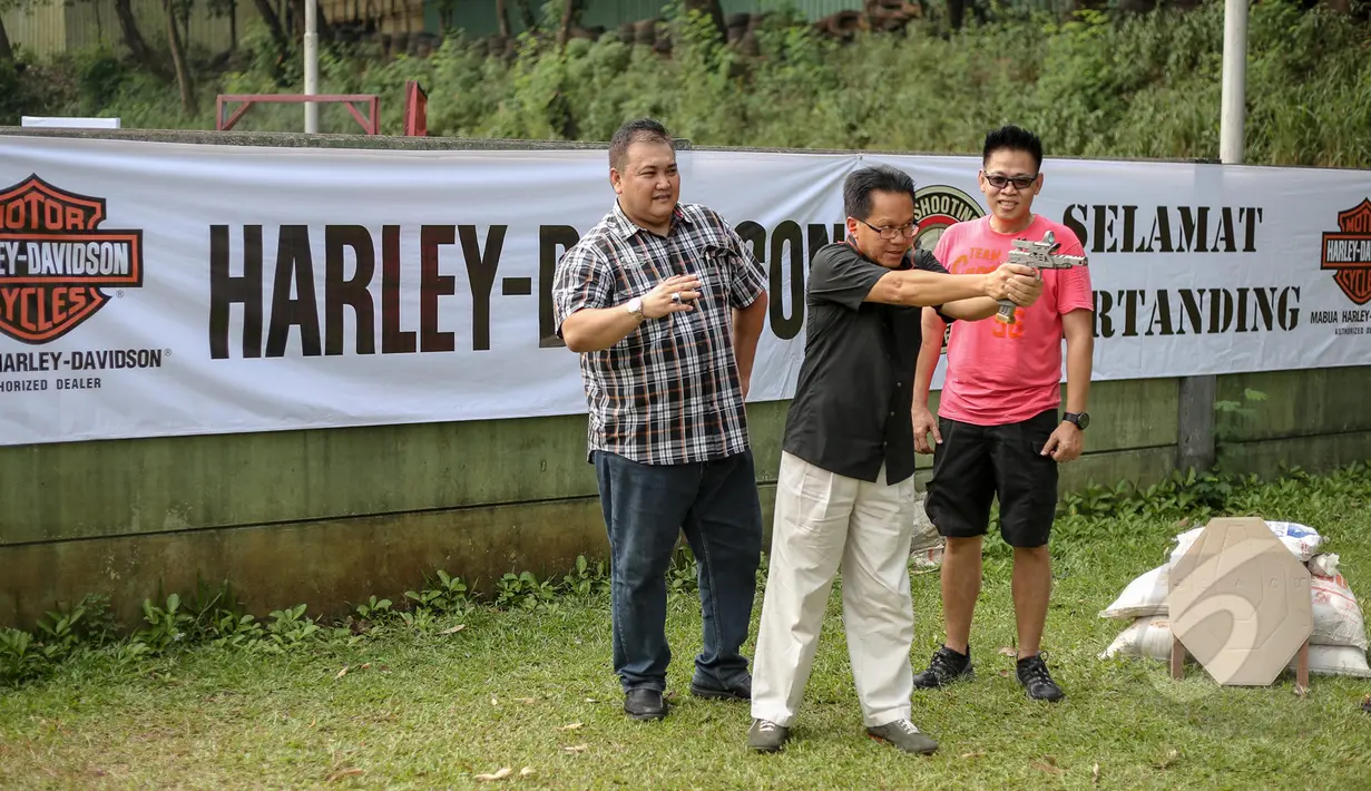 Sejumlah member dari Mabua Shooting Club Indonesia (MSCI) menjajal kemampuan menembaknya di Lapangan Tembak Senayan, Jakarta, Jumat (22/5/2015). Mabua Harley Davidson menyalurkan hobi bagi para pemilik motor Harley Davidson. (Liputan6.com/Faizal Fanani)