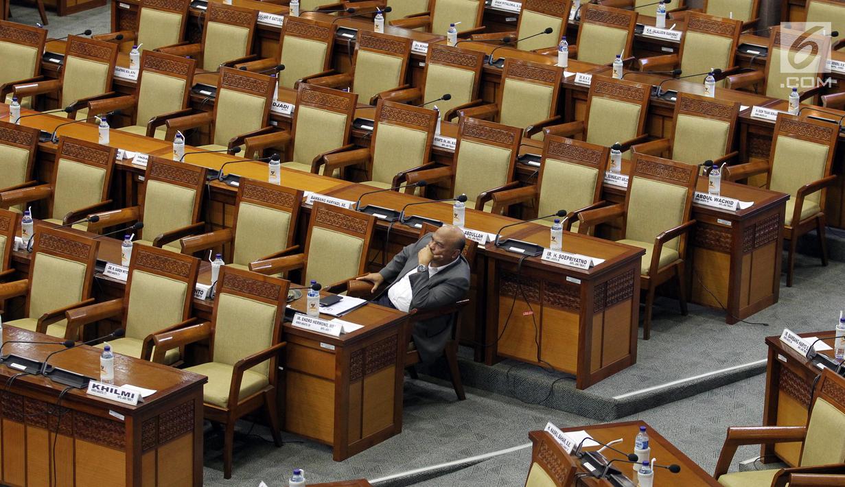 Anggota DPR saat mengikuti Rapat Paripurna dengan agenda pandangan akhir pemerintah soal RUU APBN 2019 di Jakarta, Rabu (31/10). Meski disertai sejumlah catatan, DPR menyetujui RUU APBN 2019 beserta Nota Keuangannya menjadi UU. (Liputan6.com/JohanTallo)