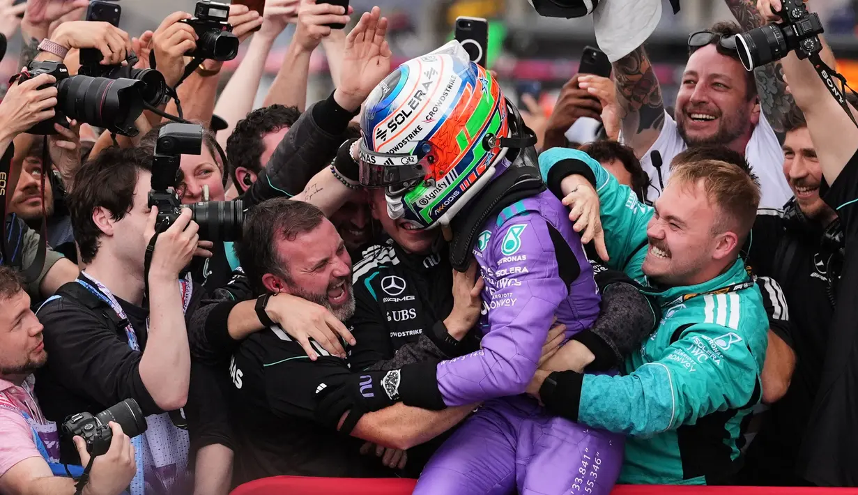 Kemenangan ini menjadi yang ketiga bagi Antonelli setelah GP China dan GP Bahrain. Hal tersebut turut membuat pembalap asal Italia itu mempimpin klasemen sementara F1 2026 dengan catatan 100 poin. (AP Photo/Pool/Rebecca Blackwell)