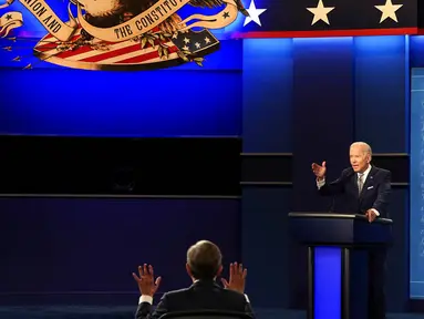 Moderator Chris Wallace (tengah) dari Fox News serta Presiden Donald Trump (kiri) dan calon presiden dari Partai Demokrat, mantan Wakil Presiden Joe Biden saat debat presiden pertama di Case Western University and Cleveland Clinic, Cleveland, Ohio, Selasa (29/9/2020). (AP Photo/Patrick Semansky)