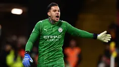 Peran kiper sebagai pemain terakhir yang berurusan dengan gol amat krusial dalam sebuah tim. Kiper yang berkualitas tentu menjadi incaran banyak tim meski memiliki nilai pasar selangit. Berikut deretan 5 kiper dengan nilai pasar tertinggi di awal tahun 2022. (AFP/Ben Stansall)