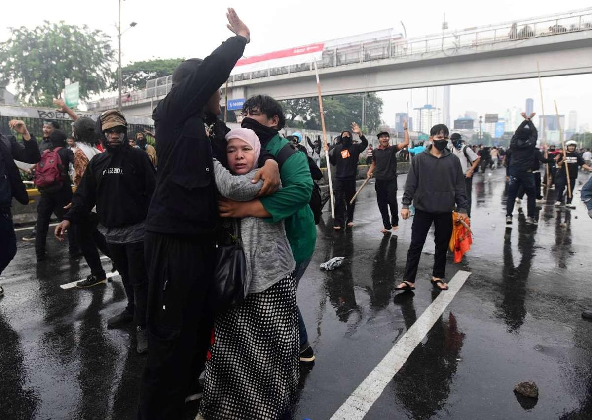 Bentrokan Panas Pengunjuk Rasa vs Polisi di DPR