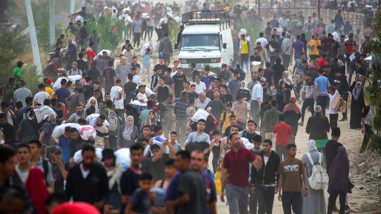 FOTO: Ribuan Warga Gaza Mengambil Paket Bantuan Bahan Makanan