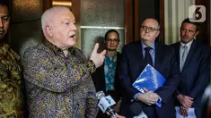 Dubes Australia untuk Indonesia, Gary Quinlan memberi keterangan usai pertemuan dengan Menko Polhukam Mahfud MD di Kemenko Polhukam, Jakarta, Selasa (29/10/2019). Pertemuan berlangsung tertutup serta membahas isu-isu terkini di bidang Politik, Hukum, dan Keamanan. (Liputan6.com/Faizal Fanani)