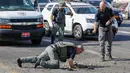 Polisi memeriksa lubang pada jalan raya dalam serangan roket dari Jalur Gaza di Kota Ashdod, Israel, Selasa (12/11/2019). Tewasnya komandan Jihad Islam Baha Abu Al-Ata memicu serangan balasan dari militan Palestina di Gaza. (Jack Guez/AFP)