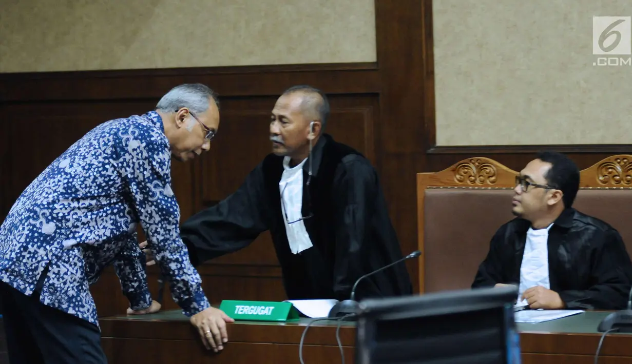 Dokter RS Permata Hijau, Bimanesh Sutarjo (kiri) berbincang dengan kuasa hukumnya saat sidang dakwaan di Pengadilan Tipikor, Jakarta, Kamis (8/3). Bimanesh diduga sengaja merintangi penyidikan Setya Novanto. (Liputan6.com/Helmi Fithriansyah)
