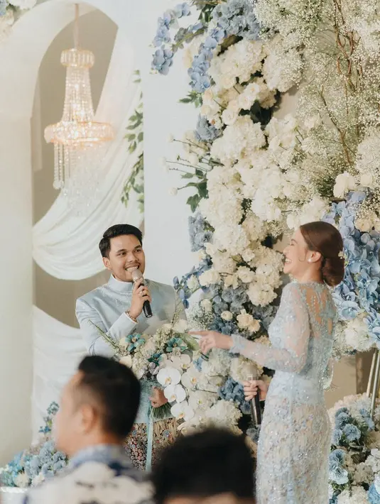 Thariq Halilintar mengenakan beskap berkerah tinggi dan celananya yang serasi, dipadu dengan kain batik yang sama dengan yang dikenakan Aaliyah Massaid. [Foto: Instagram/aaliyah.massaid]