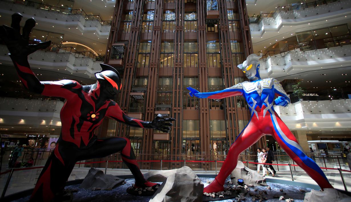 Dua patung Ultraman setinggi lima meter ditampilkan di pusat perbelanjaan di Shanghai, China, Selasa (3/5/2016). Patung tersebut merupakan bagian dari pameran untuk memperingati ulang tahun Ultraman ke-50. (REUTERS/Aly Song)