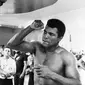 Muhammad Ali melakukan latihan di Kinshasa, Zaire, jelang laga bertajuk Rumble in the Jungle melawan George Foreman. (28/10/1974). (AFP)