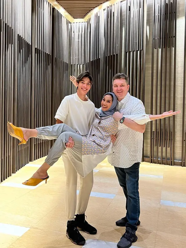 Keluarga Maudy Koesnaedi (Instagram/maudykoesnaedi)