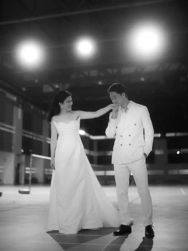 Nuansa Putih Bersih, Ini 7 Potret Prewedding Kevin Sanjaya dan Valencia Tanoe di Lapangan Badminton