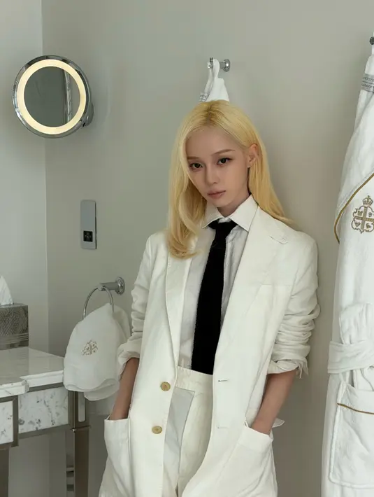 Hadiri Wimbledon 2026, Winter aespa padukan kemeja putih dengan blazer dan celana pendek putih [@imwinter]
