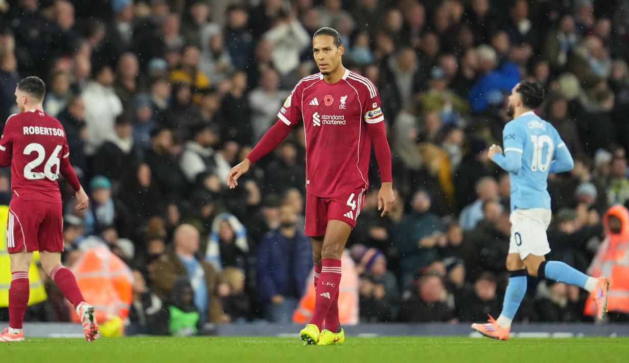 Pemain Liverpool, Virgil van Dijk, tampak lesu setelah golnya ke gawang Manchester City dianulir wasit pada lanjutan Liga Inggris di Etihad Stadium, Minggu (09/11/2025) malam WIB. (AP Photo/Jon Super)