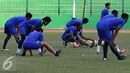 Skuat Arema saat menjalani sesi latihan terakhir di Stadion Gajayana Malang, Jumat (2/10/2015). Jelang laga menghadapi Sriwijaya FC, skuat Singo Edan menggeber sesi latihan secara tertutup. (Liputan6.com/Yoppy Renato)