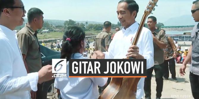 VIDEO: Detik-Detik Siswi SMP Berlari Beri Gitar ke Jokowi