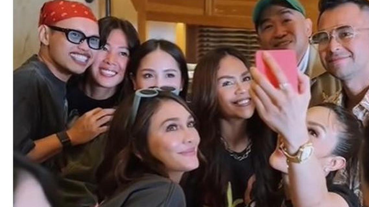 8 Foto Artis di Ulang Tahun Suami Ayu Dewi, Menampilkan Gaya Stylish dengan Tema 'Music Fest