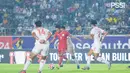 Pemain depan timnas Indonesia, Marselino Ferdinan (tengah) mencoba menembus barisan pertahanan Myanmar saat laga kualifikasi Grup B Piala AFF 2024 yang berlangsung di Stadion Thuwunna, Yangon, Senin (9/12) malam. (Foto: PSSI)