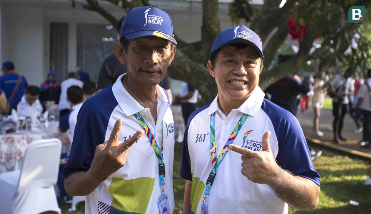 Legenda olahraga Indonesia, Ellyas Pical dan Sutiyono, saat pawai obor Asian Games 2018 di Bogor, Jawa Barat, Selasa (14/8/2018). Api obor yang datang dari Cianjur itu langsung diarak mengelilingi jalanan protokol Kota Bogor. (Bola.com/Reza Bachtiar)