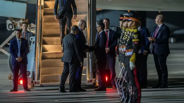 Presiden AS Joe Biden (tengah) tiba di terminal VVIP I Bandara I Gusti Ngurah Rai Bali, Minggu (13/11/2022) untuk mengikuti KTT G20 pada 15-16 November, disambut Menparekraf Sandiaga Uno. (ANTARA FOTO/Media Center G20 Indonesia/Galih Pradipta/nym).