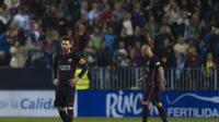 Penyerang Barcelona, Lionel Messi menunjukkan ekspresi kecewa setelah timnya gagal menang kontra Malaga, pada laga lanjutan La Liga 2016-2017, di Stadion La Rosaleda, Minggu (9/4/2017) dini hari WIB. Barcelona takluk 0-2.  (AFP/Jorge Guerrero)