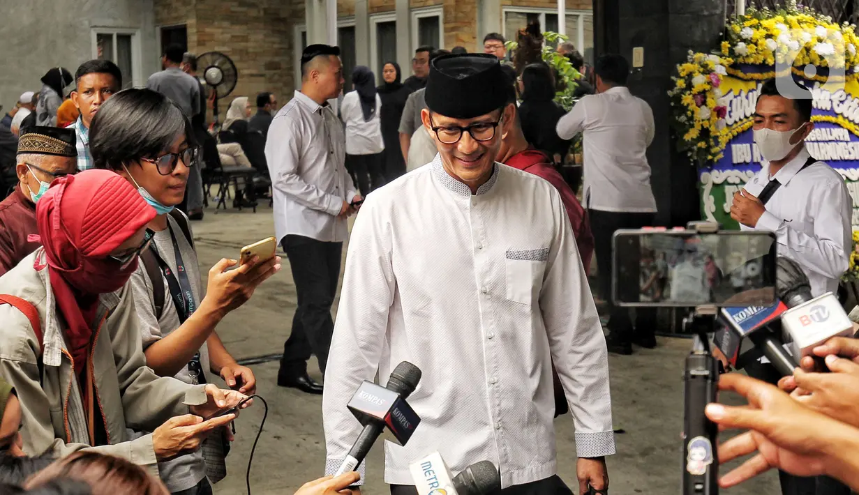 Menteri Pariwisata dan Ekonomi Kreatif Sandiaga Uno  saat melayat almarhumah Koesni Harningsih, istri Kepala Staf Presiden Moeldoko di Jalan Terusan Lembang Nomor D54, Menteng, Jakarta, Minggu (12/3/2023).Istri Kepala Staf Presiden (KSP) Moeldoko tersebut meninggal dunia di usia 63 tahun setelah menjalani perawatan di ICCU RSPAD Kartika Gatot Subroto dan rencananya akan dimakamkan di Taman Makam Pahlawan Bahagia, Tangerang Selatan. (Liputan6.com/Angga Yuniar)