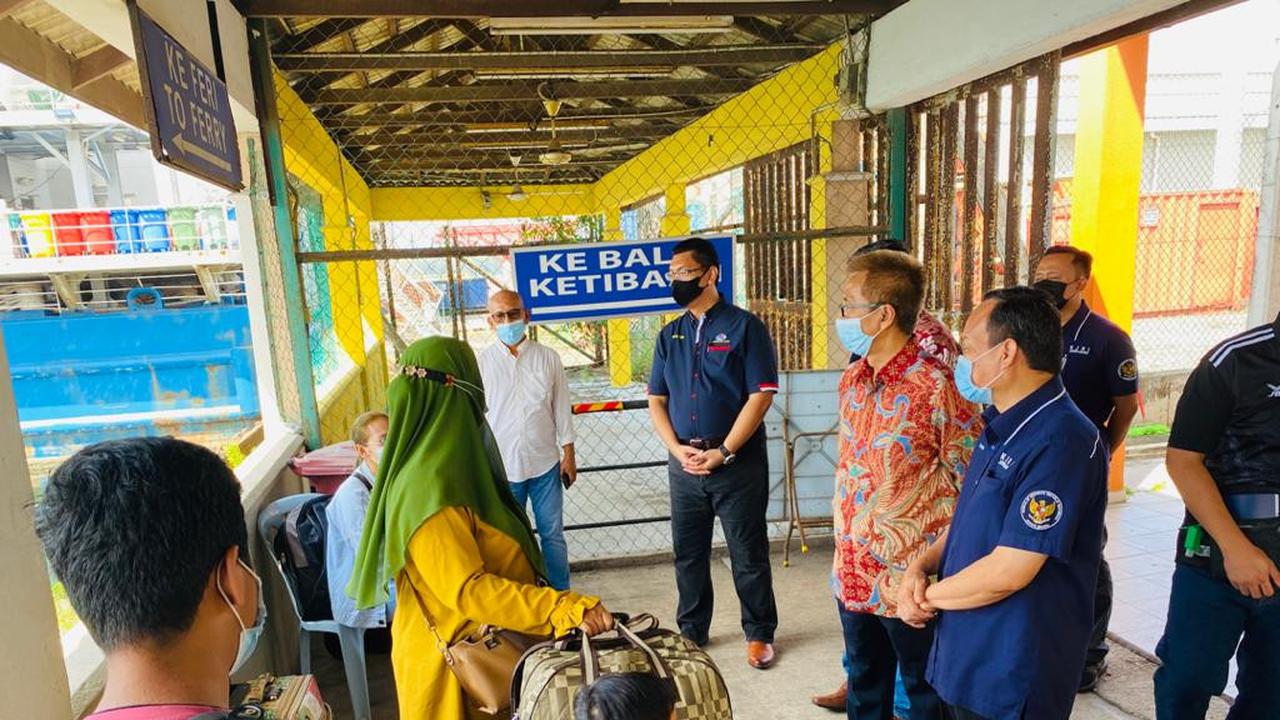 Jumlah WNI yang mudik dari Johor Bahru berkurang secara signifikan lantaran aturan larangan mudik yang ditetapkan pemerintah guna mencegah penyebaran COVID-19.