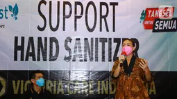Calon Wakil Walikota Tangerang Selatan Rahayu Saraswati memberi sambutan pada acara aksi CSR bantuan hand sanitizer Herbolist di Tangsel, Banten, Sabtu (3/10/2020). Aksi tersebut sebagai dukungan untuk mewujudkan peralihan kebiasaan baru lebih bersih di masa pandemi. (Liputan6.com/HO/Bon)