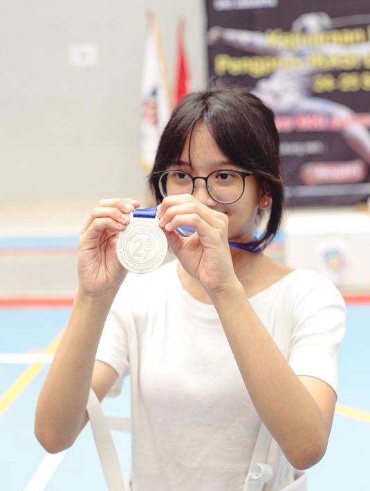 Akhirnya, Abbey berhasil meraih medali perak. Ia pun memamerkannya ke hadapan publik. (Foto: Instagram/@artikasaridevi)