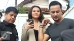 Putri aktris Reza Artamevia, Aaliya Massaid (tengah) usai mengisi acara di kawasan Kapten Tendean, Jakarta, Selasa (5/9). Mudjie Massaid (kanan) terus berada di samping Aaliya saat awak media menyerbu. (Liputan6.com/Herman Zakharia)