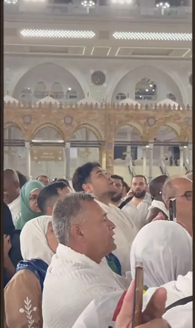 5 Potret Ivan Gunawan berjuang menyentuh Multazam Kabah, tempat mustajab untuk berdoa