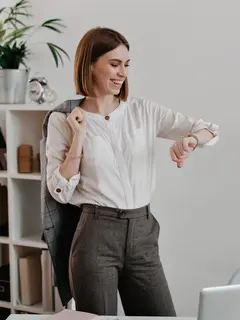 Panduan survive beradaptasi di tempat kerja untuk karyawan baru. (foto: lookstudio/freepik)