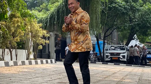 Mantan Bupati Batang Wihaji hadir di Kertanegara saat Prabowo Subianto memanggil calon menteri di kabinet mendatang.
