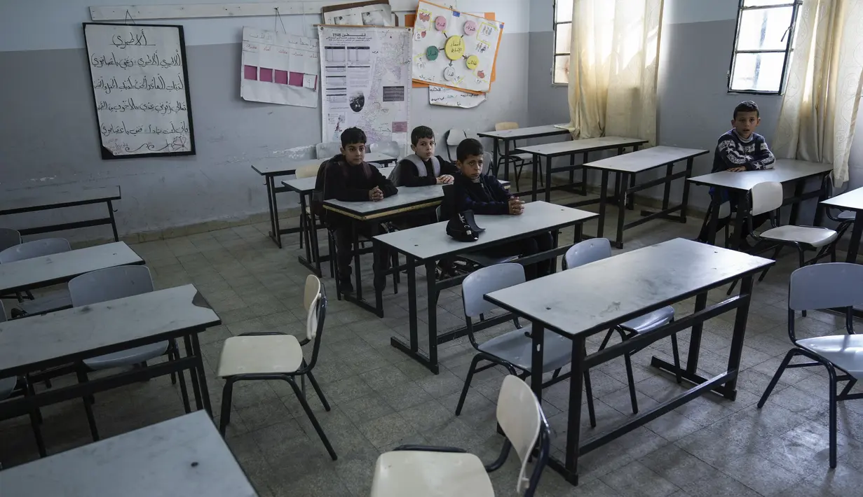 Sekolah-sekolah negeri Palestina di Tepi Barat telah ditutup sejak 5 Februari dalam salah satu aksi mogok mengajar terpanjang dalam sejarah melawan Otoritas Palestina yang kekurangan dana. (AP Photo/Mahmoud Illean)