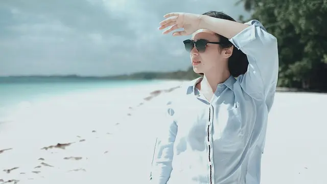 Potret Gaya Kasual Pamela Bowie Saat Kenakan Kemeja. (Sumber: Instagram/pamybowie)